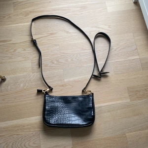 Svart väska  - En svart väska super fin till sommaren och säljer den för att den inte kommer till andvändning. Den har två band (ett litet och ett långt)🥰den har också ett fack inuti väskan där man kan ha lite saker säljer för 100kr+frakt 🥰