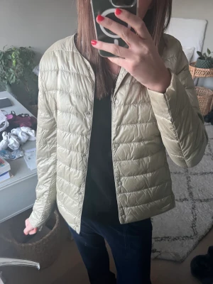 Uniqlo dunjacka - Så himla fin och skön dunjacka från uniclo, perfekt nu till sommaren/våren 