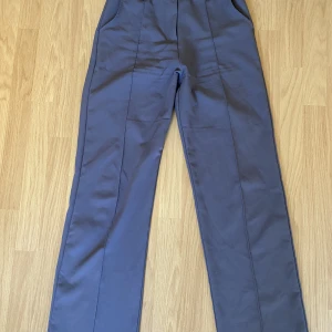 Mörkgrå kostymbyxor från madlady! - Andvändas fåtal gånger, storlek M, köpta där 599 säljer för 300!