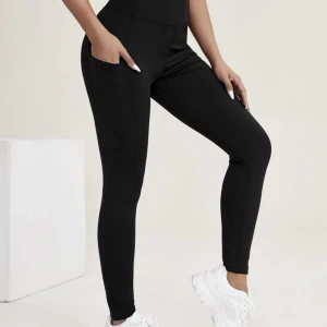 Träningsbyxorna från shein  - Träningsbyxor från shein, jättesköna med fickor på sidorna, storlek M! 