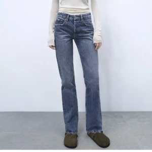 Zara mid Rise jeans - Super snygga jeans i modellen mid rise !! Säljs då dom inte kommer till användning 💛