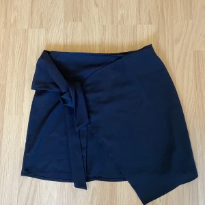 Kjol från bubbleroom - Söt svart omlottkjol från bubbleroom, aldrig andvänd, storlek 36! 