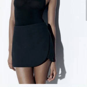 Kjol från Zara  - Svart ”shorts” kjol från zara i strl S. Aldrig använda. 