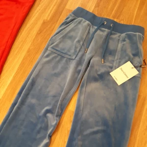 Helt nya juicy couture byxor med fickor - Blå helt nya oanvända juicy couture byxor sorry för dåliga bilder gjorde mitt bästa♡