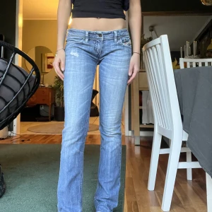 Diesel jeans - såå snygga diesel jeans, säljer då dem tyvär inte kommer till användning. Super bra skick❤️‍🔥Innerbenslängden ca 80 cm, midjemått tvärs över 37 cm💓