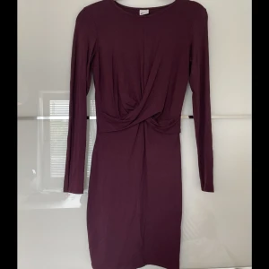 Vinröd klänning Gina Tricot  - Vinröd klänning från Gina Tricot med detalj runt midjan, strl S.