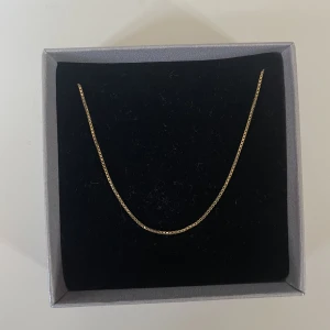 Guld pläterat halsband  - 18k guldpläterat halsband. Kedja från ett Caroline svedbom halsband.  Nypris på halsband, inklusive berlock 695kr. 50cm 