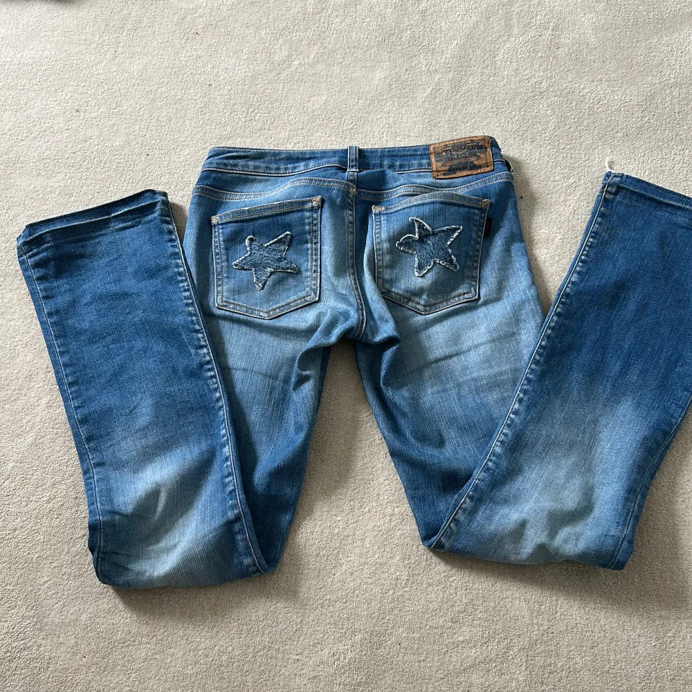 Säljer dessa jötte fina jeans med stjärnor på fickorna som jag köpt på plick. Super bra skick och bara använda av mig en gång. +frakt. Andvänd helts inte köp nu. Jeans & Byxor.