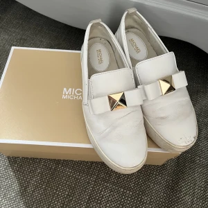 Michael kors sneakers  - Jättefina skor från Michael kors i strl 37.5. Gott skick! Lite slitna på ena tån