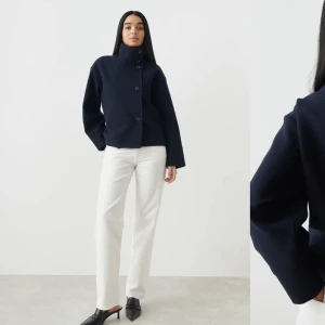 Jacka - Säljer en helt oanvänd jacka från Gina Tricot, prislappen kvar. Köpt för 599kr, säljer för 400 kr plus frakt 🫶🏼