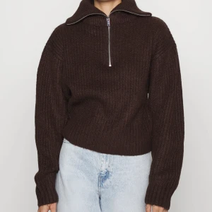 Stickad brun - Brun stickad tröja från gina tricot! Storlek XXS, jag är xs-S och kan ha den. Beroende på om man vill ha den större eller mindre