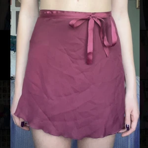 Balett kjol  - Är du en dansare eller bara någon som älskar balettcore? Då är denna kjol perfekt för dig! 🩰🌹Säljer även min gamla balettdräkt, så om du vill ha båda (de matchar) kan du få ett extra bra paket pris! 🎀❤️