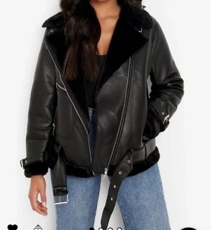 Skinnjacka med päls - Superfin skinnjacka med svart päls. Aldrig använd utan var ett impulsköp. Storlek 40 men passar mig bra som är storlek 38. Nypris 540 kronor på boohoo.