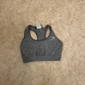 Sportbh gymshark - Säljer den här jätte sköna sportbhn då den inte kommer till användning💕Väldigt stretchig. Nypris 350kr, säljes för 50kr då jag bara vill bli av med den