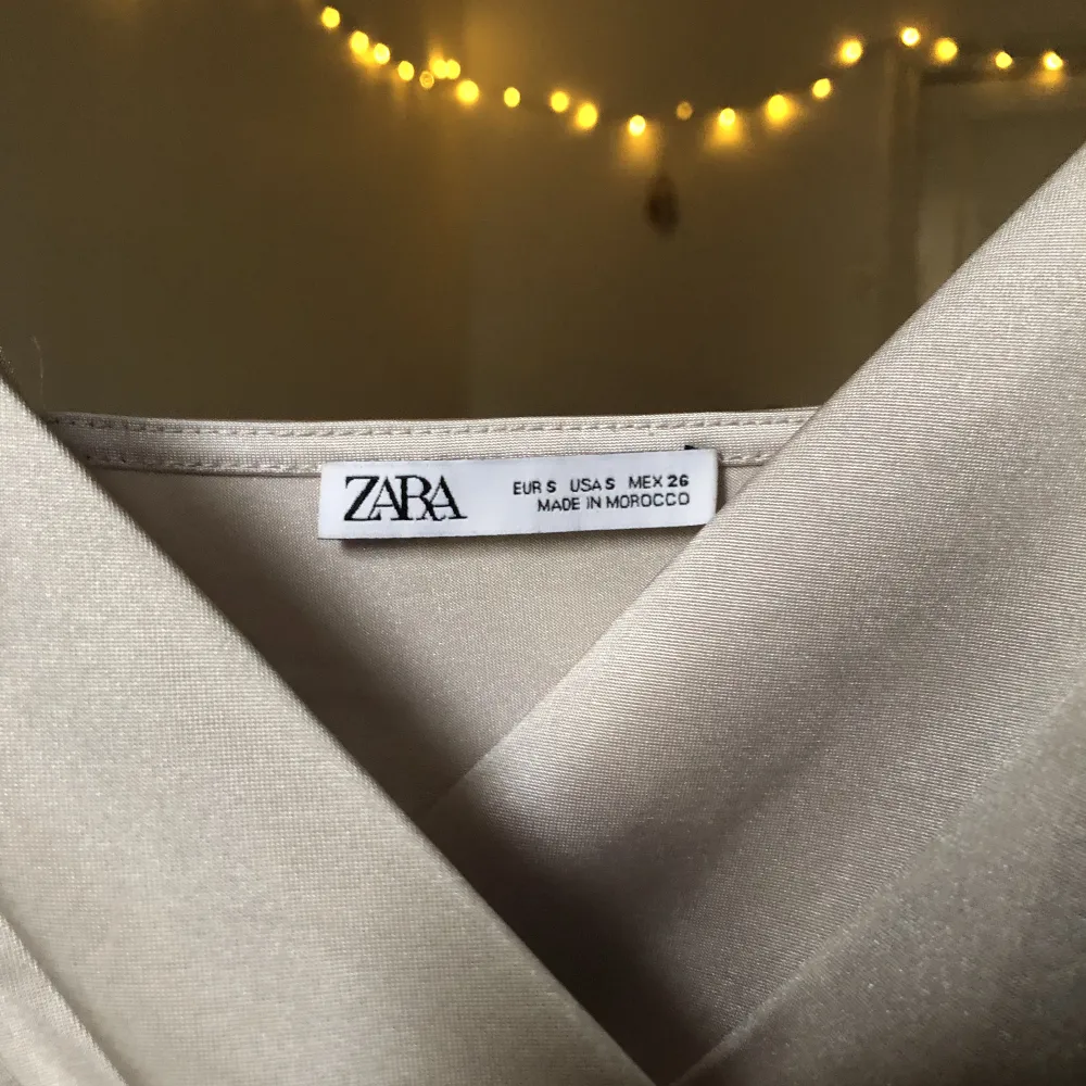 Fin topp från Zara i utmärkt skick! Beige/vit färg i silkesmaterial. ❤️. Toppar.