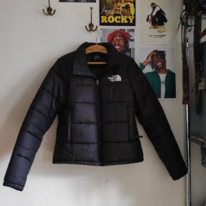 The North Face Jacket - Använd ett fåtal gånger, nyskick. Köpt för 2400kr säljer för 1200kr Vid snabb affär 1000kr
