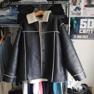 Jacka i läderimitation  - Svart jacka i läderimitation och bunden teddy från ASOS i nyskick, köpt i vintras men bara använd 1-2 ggr. Köpt för runt 800kr säljer nu för 450, vid snabb affär 400 