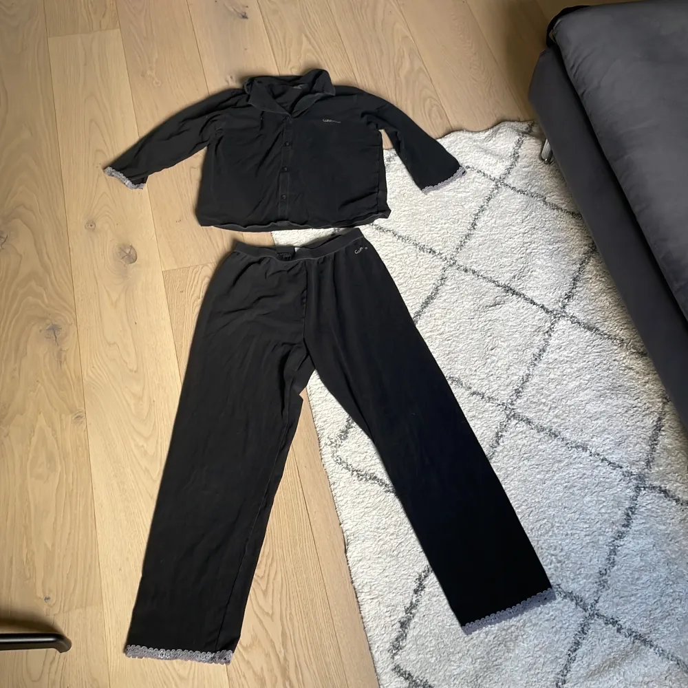 En Calvin Klein pyjamas använd några gånger säljer pågrund av att den är för liten💕💕. Hoodies.