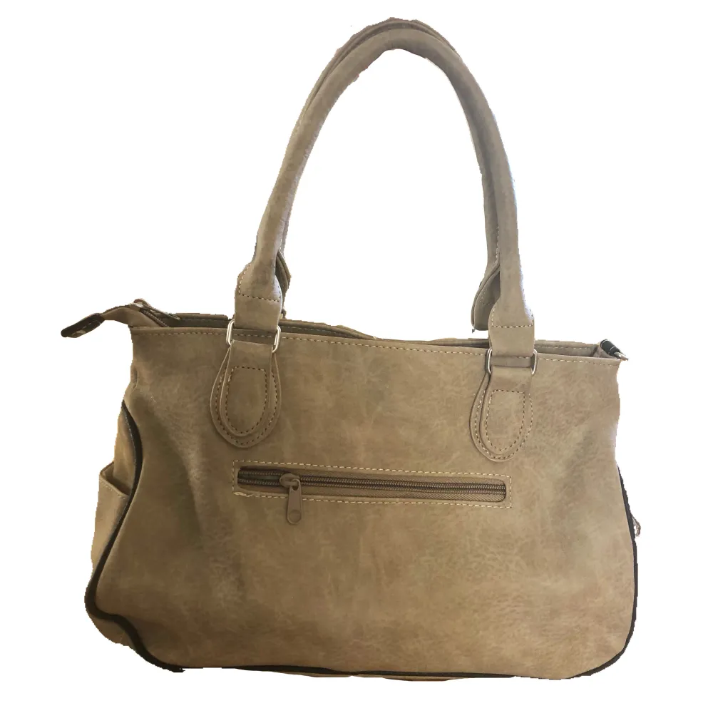 En jättesnygg väska (27x35cm) i vad jag skulle tro är läderimitation (inte säker). Passar perfekt till y2k stilen m.m! Knappt använd i fint skick☝️💫. Väskor.