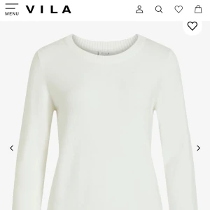 Stickad tröja - Hej! Säljer min vita lite ”tunnare” stickade tröja från vero Moda då den inte kommer till användning längre🥰Endast använt den 4 gånger, skriv privat för fler bilder😊Tryck inte på ”köp nu”