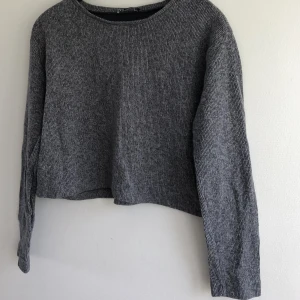 Grå stickad tröja - Säljer en fin grå stickad tröja från Zara💕 Fint skick och skön tröja. Storlek L men skulle säga att den är mer som en M eller S. Rensar bland kläderna så kolla gärna mina andra annonser 🤗