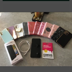 Samsung Galaxy A04S - Samsung Galaxy A04S (32 GB) i nyskick (använd i ca 2 månader). Olåst och nollställd.  Originalförpackning, laddarkabel, 12 st mobilskal samt Comviq kontantkort ingår vid köp. 