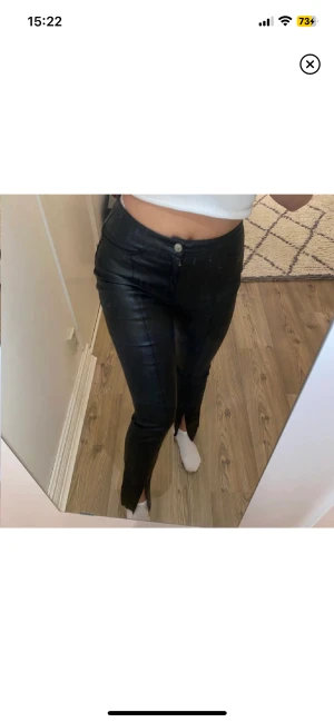 Skinnbyxor med slits  - Skinn byxor i med slits ifrån hm. Fint skick med ett skönt material. Fint skick och långt pris