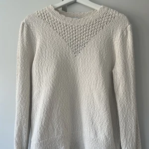 & other stories tröja - Säljer denna super fina stickade/virkade tröjan från & other stories som inte finns kvar på hemsidan längre!! 💖