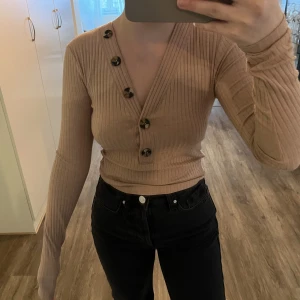 Tröja - Beige långärmad tröja från NA-KD, är väl använd men fortfarande hel och fin. Storleken är xxs🤎