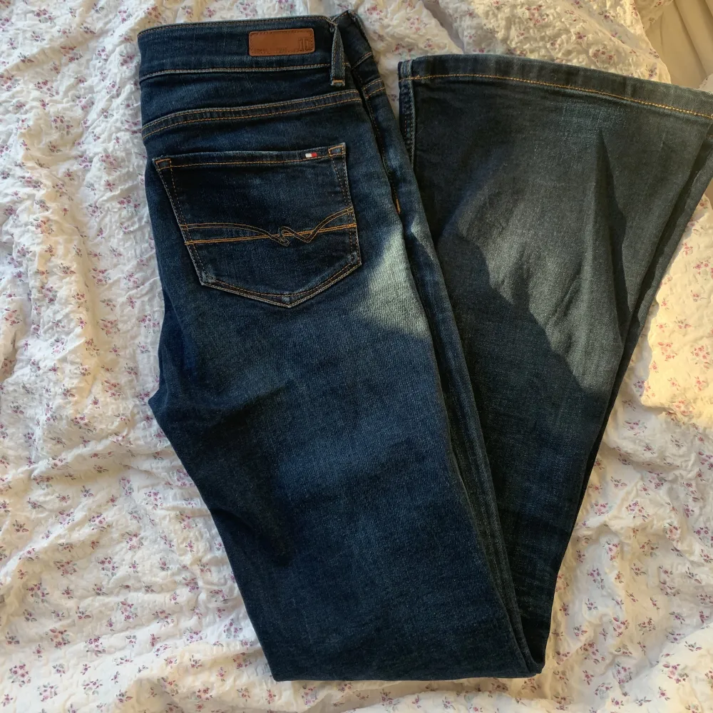 Tommy Hilfiger lågmidjade jeans, skitsnygga men tyvärr för korta på mig därmed ingen bild 💕Köparen står för frakt :) Skriv för fler bilder eller frågor!. Jeans & Byxor.