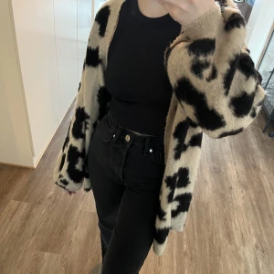 Stickad kofta - Lång och varm kofta från NA-KD, denna är knappt använd och modellen är mer oversize. Nypris 600 kr och storleken är xxs, är 152 cm🤎