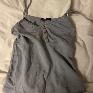 Topp från brandy  - Säljer denna super söta topp från Brandy Melville. Tyvärr så har den blivit lite för liten på mig. Storleken är one size men skulle säga att den är xs-s 