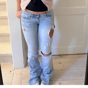 Lågmidjade jeans  - Lånade bilder, köpt precis här på plick men lite för många hål för min smak <3 köpt för 800kr, skriv för intresse! 