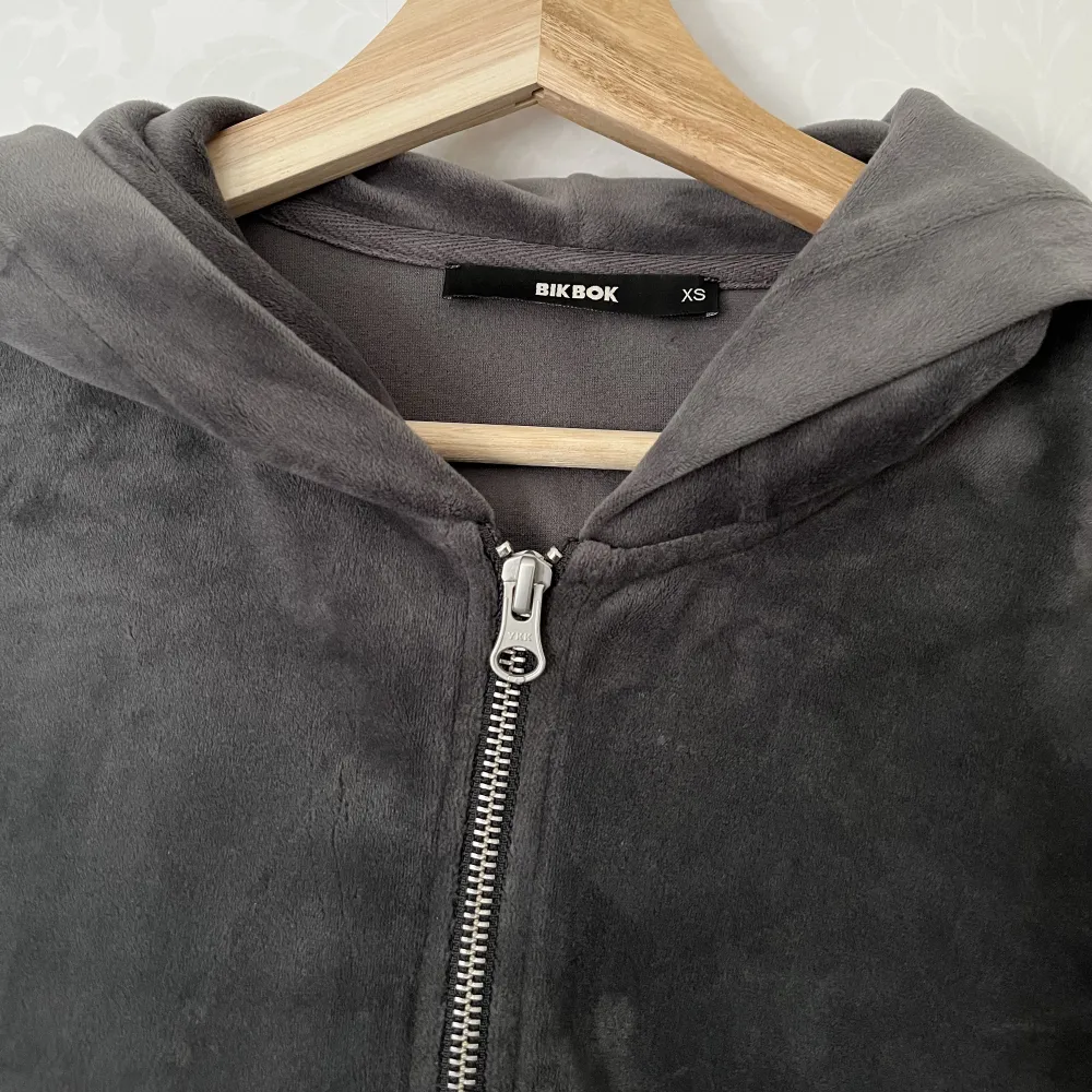 Croppad tröja från BikBok Storlek Xs Mörk grå och väldigt skönt material Knappt använd . Hoodies.
