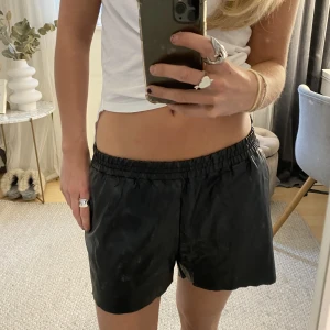 Skinnshorts - Säljer dessa super coola svarta skinnshortsen❤️‍🔥 passar till allt och sjukt snygga till sommaren