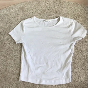 Vit t-shirt - Vit tröja säljs!🤍  Säljer denna tröja pga av att jag inte har användning och vuxit ur den. Bra skick andvänd 2-3 gånger.🧡 Obs, tvättar absolut klädesplagget innan det skickas. Flera bilder privat (hur den ser på om man vill det). Ha en bra dag💓