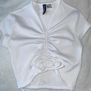 Vit topp - Jag säljer denna vita toppen från h&m för att den är liten på mig🩵