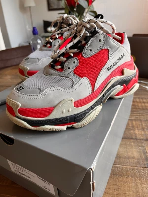 Balenciaga Triple S - Väldigt fräscha snygga Balenciaga Triple S i storlek 37. Kommer med box, paketering och dustbags. 