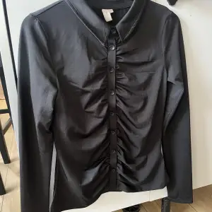 Svart kroppad skjorta i storlek XS, Nelly💕💕 använd fåtal gånger💕