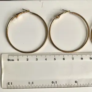Fyra par guldfärgade ring-örhängen. Alla olika storlekar. 