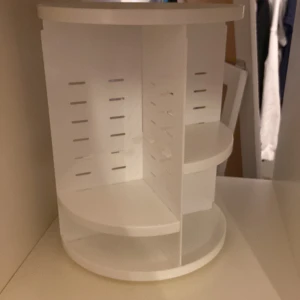 Förvaringshylla - Säljer denna förvaringshylla, den får att snurra på. Även hyllorna kan flyttas runt och sättas hur man vill. Säljer för 50kr + frakten🫶 skriv för fler bilder eller vid intresse