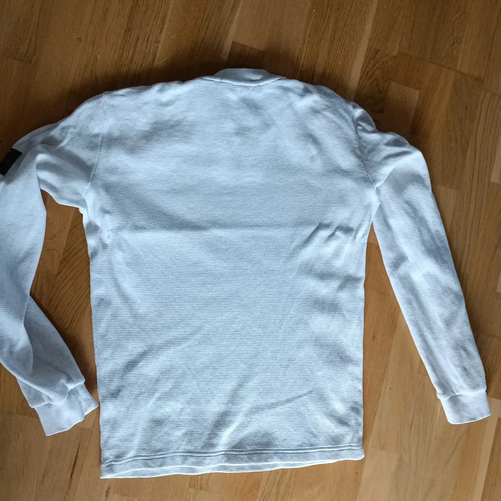 Mkt fin långärmad tunnare tröja i färgen grå melerad vit. Nyskick och tvättad en gång endast.. Tröjor & Koftor.