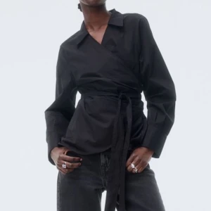 Svart omlott blus  - Blus med knyte, super snygg nyskick 