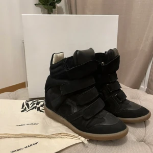 Isabel Marant skor  - Säljer ett par helt nya marant skor!Endast använda en gång. Dustbag och kartong ingår! 💓Ordinarie pris: 4495 kr.  Ge prisförslag! 