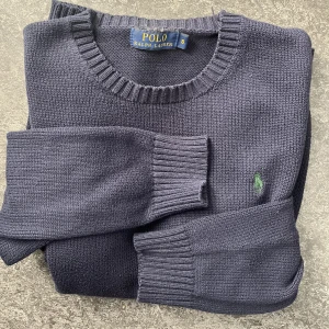 Ralph Lauren.  - Snygg stickad Ralph Lauren tröja. Sparsamt använd & väl omhändertagen.  Fraktas med postnord samma dag som köpet genomförs/dagen därpå. 