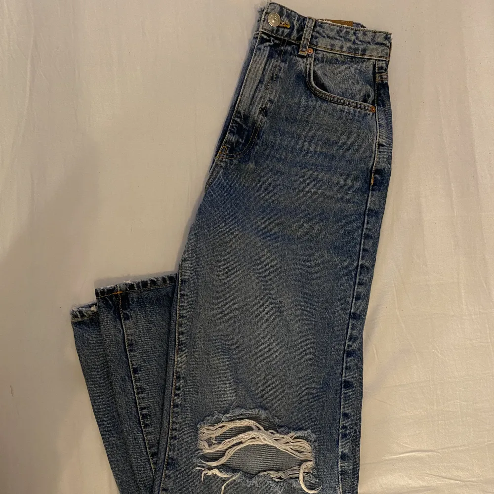 Säljer mörkblå jeans, högmidjade och vida i benen storlek 38, använda Max 2 gånger, fint skick (som nya) nypris 599, säljer för 300. Jeans & Byxor.