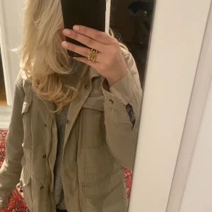 Vårjacka - Säljer denna jättefina vårjacka ifrån ellos då jag inte riktigt får tillfälle att använda den. Den är i jättebra skick och perfekt för vår och sommar🫶🫶
