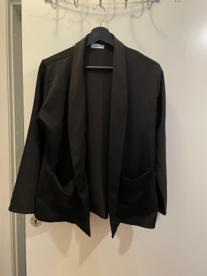 Svart kavaj  - Svart kavaj med defekt 