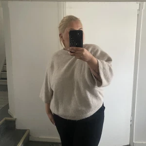 Stickad tröja  - En jätte söt fin stickad tröja ifrån HM. Men märket är & Other stories. Knappast använd. Köpt för 590 säljer för 400. St L men passar s-Xl skulle jag säga .