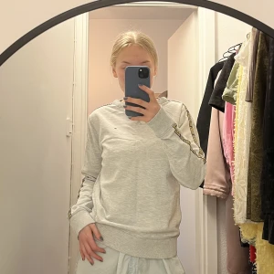 Tommy Hilfiger sweatshirt - Sjukt snygg sweatshirt från Tommy Hilfiger med liten logga på framsidan och "ränder" på ärmarna. Så snygg men kommer inte till användning. Står storlek 164 (??) men passar perfekt på mig som brukar ha S i tröjor. Kan gå ner i pris vid snabb affär! 